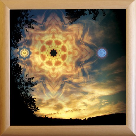 Kouzla na večerní obloze (MANDALA 894C) MANDALA 894C - 25x25 rám přírodní dřevo